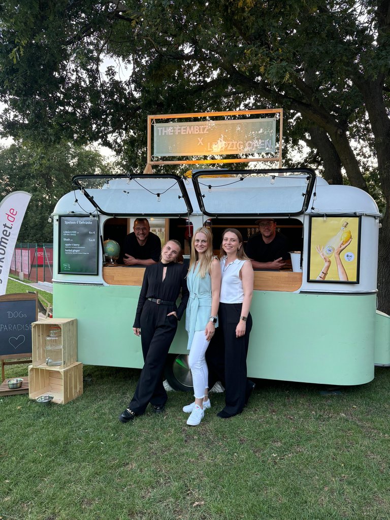 Barwagen mit personalisiertem Schild beim The FemBiz Event